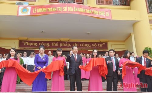 Lãnh đạo tòa án nhân dân tối cao và lãnh đạo tỉnh Nghệ An cắt băng khánh thành trụ sở tòa án nhân dân tỉnh