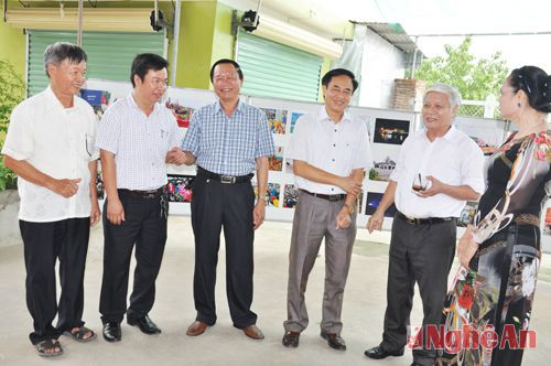  Lãnh đạo Thị xã Hoàng Mai trao đổi với các đại biểu bên lề hội thảo.