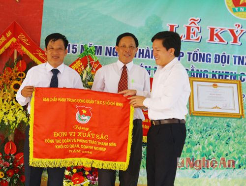 Đồng chí Nguyễn Xuân Hùng - Ủy viên BCH Trung ương Đoàn - Chánh văn phòng Trung ương đoàn trao cờ thi đua cho tạp thể Tổng đội