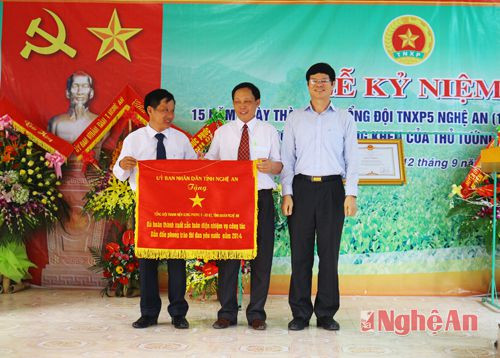 Đồng chí Lê Xuân Đại - Phó Chủ tịch UBND trao cờ thi đua của UBND tỉnh cho cán bộ đội viên Tổng đội