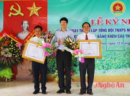  Thừa ủy quyền Thủ tướng Chính phủ Đồng chí Lê Xuân Đại - Phó Chủ tịch UBND trao bằng khen cho tập thể và cá nhân xuất sắc trong 15 năm xây dựng và trưởng thành của Tổng đội