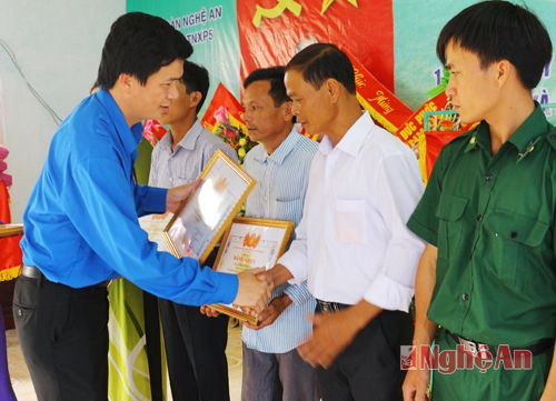 Đồng chí Nguyễn Đình Hùng - Tỉnh ủy viên - Bí thư Tỉnh Đoàn trao bằng khen cho các đội viên xuất sắc 