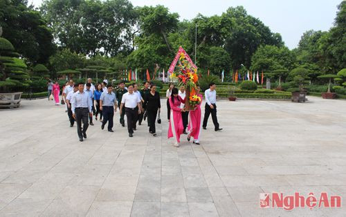 Các đồng chí lãnh đạo tỉnh Điện Biên và tỉnh Nghệ An đến dâng hoa, dâng hương tưởng niệm Chủ tịch Hồ Chí Minh