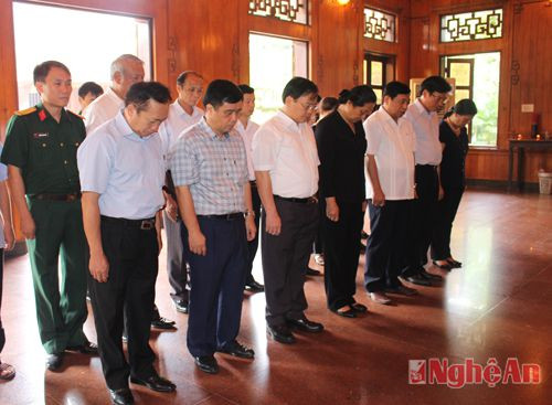Các đồng chí lãnh đạo tỉnh Điện Biên và Nghệ An kính cẩn nghiêng mình trước anh linh của Người