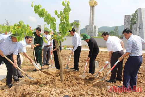 Các đồng chí lãnh đạo tỉnh Điện Biên trồng cây hoa ban trong khuôn viên Khu Di tích Truông Bồn