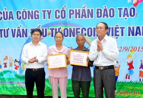 Đại diện Hội hỗ trợ gia đình liệt sỹ Nghệ An trao sổ tiết kiệm cho thân nhân Bà Mẹ Việt Nam  anh hùng
