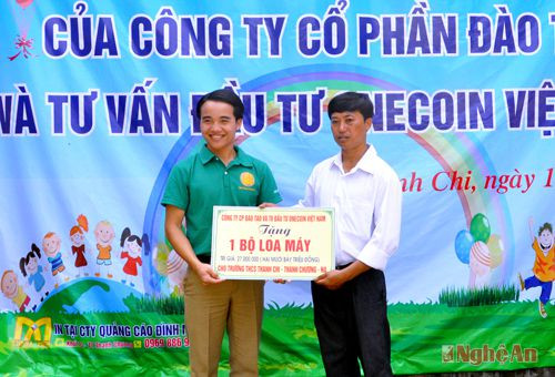 Đại diện Công ty Onecoin Việt Nam trao quà bộ loa máy cho Trường THCS Thanh Chi, Thanh Chương.