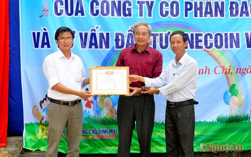 Đại diện xã Thanh Chi trao bằng vinh danh cho Công ty CP đào tạo và tư vấn Onecoin Việt Nam.