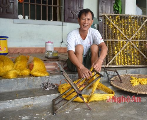 Anh Nguyễn  Văn Hạnh  ở xóm Xuân Châu - một hộ nuôi tằm, ươm tơ lâu năm cho biết: 