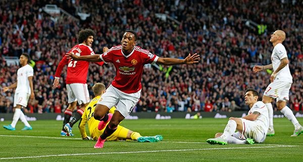 Martial (giữa) khép lại bữa tiệc bàn thắng ở Old Trafford và đồng thời mở ra một chương mới cho sự nghiệp, sau bàn thắng trong trận Ngoại hạng Anh đầu tiên. Ảnh: Reuters.