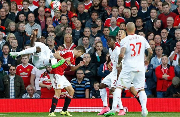 Bàn thắng đẹp của Benteke (áo trắng, trái) là quá ít ỏi trong trận cầu mà Liverpool nhìn chung chơi dưới cơ so với Man Utd. Ảnh: Reuters.