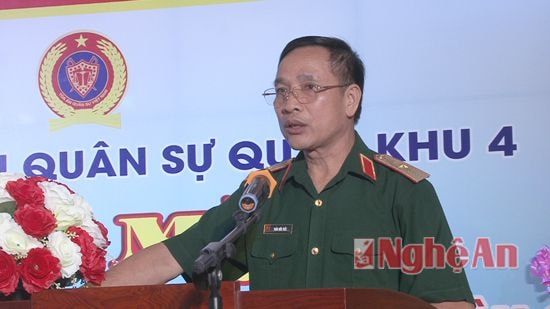 Thiếu tướng Trần Hữu Tuất, Phó tư lệnh Quân khu 4 phát biểu chúc mừng tại lễ kỷ niệm.