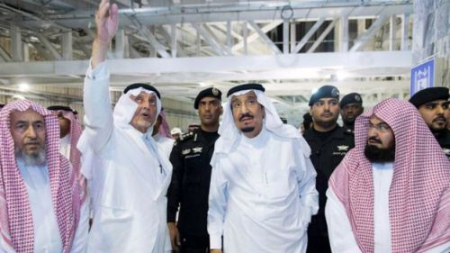 Quốc vương Arab Saudi Salman bin Abdulaziz (chính giữa) hôm qua lắng nghe Hoàng tử Khaled al-Faisal (thứ hai từ trái sang) trong chuyến thị sát hiện trường tai nạn tại Mecca.   Nguồn: AFP 