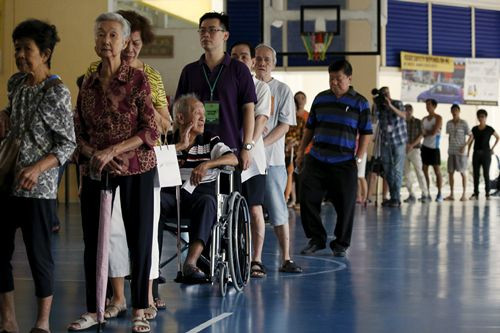 Cử tri Singapore xếp hàng bỏ phiếu sáng ngày 11 vừa rồi  NGuồn: Reuters 