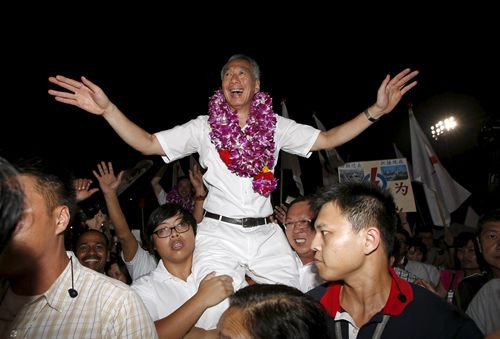 Thủ tướng Singapore Lý Hiển Long ăn mừng cùng người ủng hộ sau khi có kết quả bầu cử  Nguồn: Reuters 
