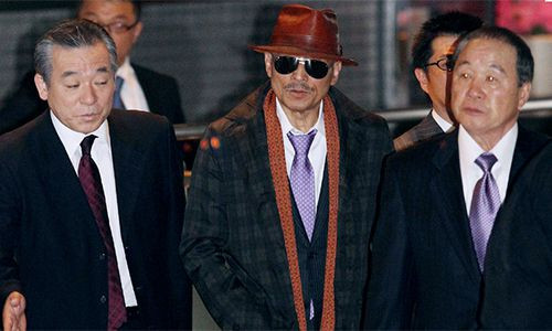 Shinobu Tsukasa (giữa) thủ lĩnh hiện nay của Yamaguchi-gumi. Tsukasa, người trở thành thủ lĩnh thứ 6 của Yamaguchi-gumi cách đây 10 năm, được cho là ưu ái hơn với các thành viên của Kodo-kai, chi nhánh ở Nagoya mà y thành lập năm 1984.  Nguồn: Independent