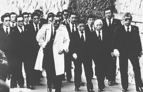 Các thành viên Yamaguchi-gumi tại Kobe năm 1988. Nguồn:  Asahi Shimbun