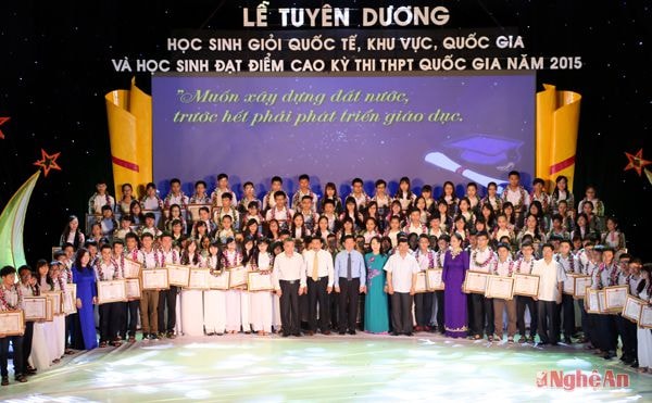 Các đại biểu chụp ảnh lưu niệm với học sinh được tuyên dương. Ảnh: M.H