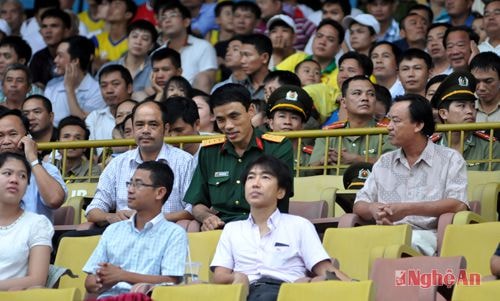 HLV Miura thị sát trong một trận đấu trên sân Vinh.