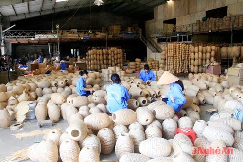 Hoàn thiện sản phẩm mây tre đan tại Công ty Đức Phong.Ảnh: P.V