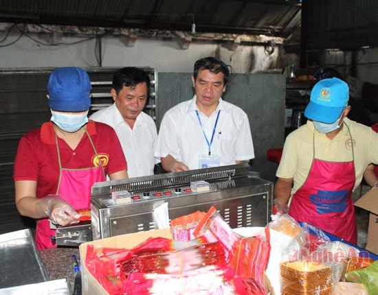Đoàn kiểm tra liên ngành thanh, kiểm tra tại cơ sở sản xuất bánh Hương Phúc.