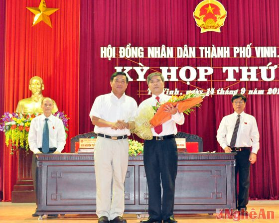 Tặng hoa chức mừng đồng chí Nguyễn Hoài An được bầu giữ chức Chủ tịch UBND thành phố Vinh, nhiệm kỳ 2011 - 2016