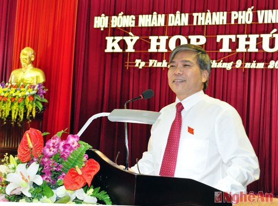 Đồng chí Nguyễn Hoài An - Chủ tịch UBND thành phố Vinh nhiệm kỳ 2011 - 2016 lên nhận nhiệm vụ và hứa sẽ nỗ lực, cố gắng hoàn thành tốt trên cương vị nhiệm vụ 