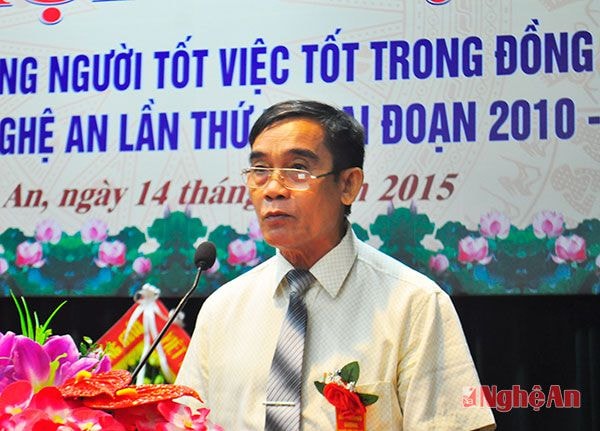 Ông Phạm Công Hòa - Chủ tịch Hội đồng mục vụ Giáo xứ Bảo Nham (Yên Thành) trình bày tham luận về đóng góp của bà con giáo dân giáo xứ trong phongt rào xây dựng nông thôn mới ở địa phương