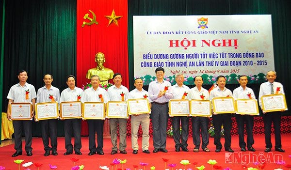 Tặng bằng khen của UBND tỉnh cho các cá nhân có thành tích xuất sắc