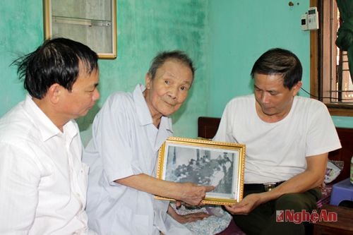 Cụ Nguyễn Văn Chính giới thiệu bức ảnh chụp với Bác Hồ ngày 8/12/1961.