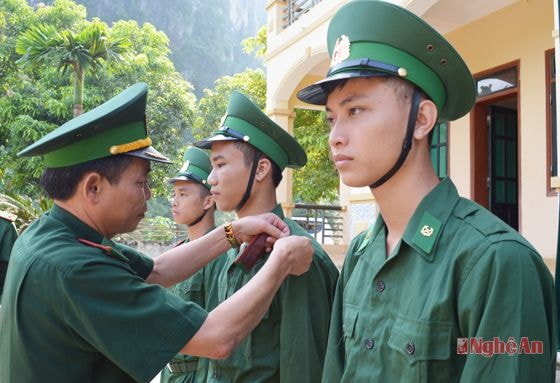 Gắn quân hàm cho tân binh