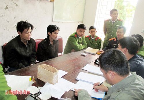 Công an Tương Dương lấy lời khai các đối tượng buôn bán ma túy.