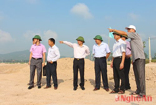 Đồng chí Nguyễn Xuân Đường, Phó Bí thư Tỉnh ủy, Chủ tịch UBND tỉnh cùng đại diện Tổng Công ty Đầu tư và Phát triển công nghiệp - TNHH MTV Becamex IDC khảo sát thực địa nắm bắt tình hình giải phóng mặt bằng, triển khai thực hiện dự án tại Hưng Nguyên vào ngày 12/8 vừa qua.