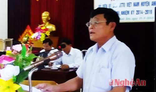 Đồng chí Nguyễn Công Thế - Chủ tịch UBMTTQ lên nhận nhiêm vụ mới