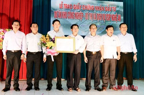 The provincial leaders granted the investment certificate No. 272045000120 for the integrated township and industrial park VSIP Nghe An project on Jun 30, 2015.