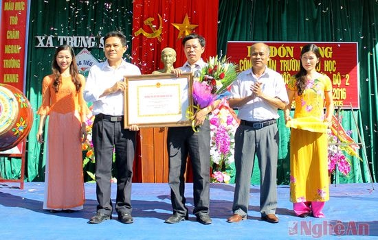 Trường Tiểu học Trung Sơn đón nhận danh hiệu trường chuẩn quốc gia cấp độ 2, năm 2015.