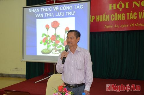 Ông Nguyễn Thiên Ân, Nguyên Trưởng phòng  Nghiệp vụ địa phương - Cục Văn thư - lưu trữ Nhà nước hướng dẫn các chuyên đề cho các học viên