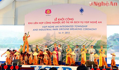 Tiết mục văn nghệ chào mừng được đem đến bởi các nghệ sỹ đến từ Nhà hát dân ca Nghệ An.