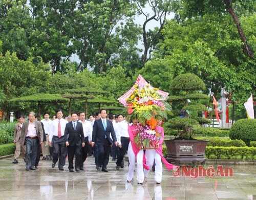 Thủ tướng Nguyễn Tấn Dũng và đoàn công tác đến thăm quê hương Chủ tịch Hồ Chí Minh 