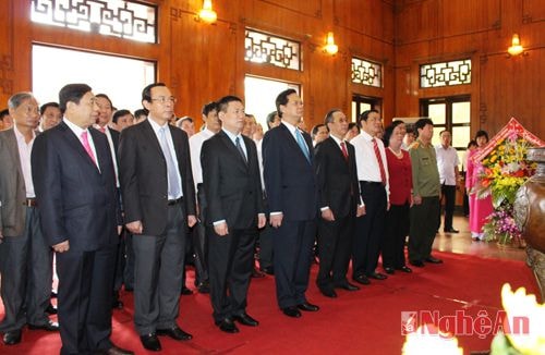 Đoàn kính cẩn nghiêng minh trước anh linh Chủ tịch Hồ Chí Minh - lãnh tụ vĩ đại của dân tộc Viêt Nam