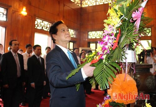 Thủ tướng Nguyễn Tấn Dũng dâng hoa tưởng nhớ Chủ tịch Hồ Chí Minh 