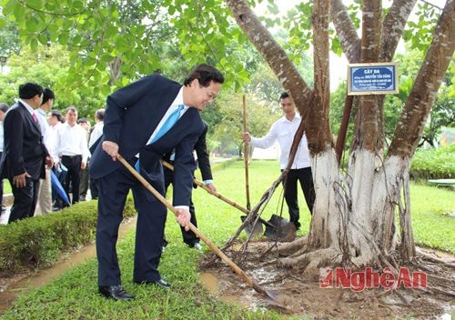 Thủ tướng Nguyễn Tấn Dũng chăm sóc cây 