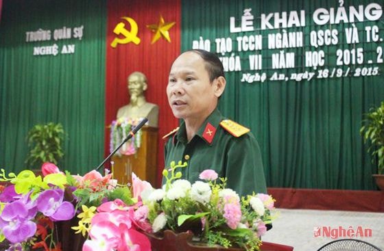 Đại tá Duơng Minh Hiền - Phó chỉ huy trưởng Bộ CHQS Tỉnh Nghệ An, phát biểu tại buổi khai giảng