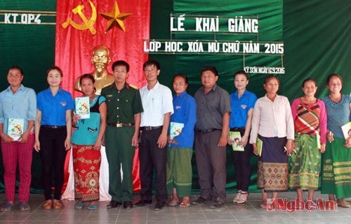 Các giáo viên và học viên tham gia lễ khai giảng