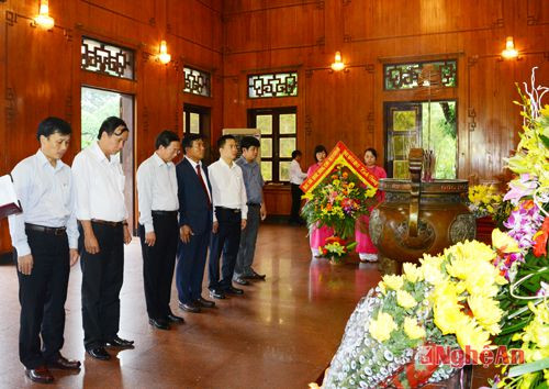 Các đồng chí trong đoàn công tác kính cẩn nghiêng mình trước anh linh Chủ tịch Hồ Chí Minh.