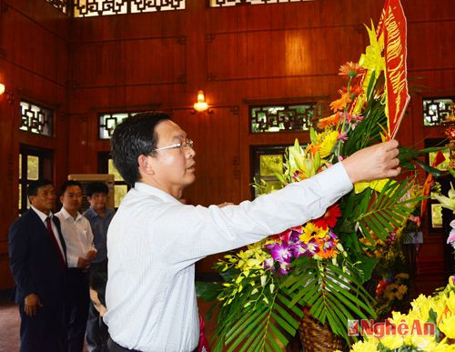 Thay mặt đoàn đại biểu, đồng chí Hồ Quốc Dũng - Chủ tịch UBND tỉnh Bình Định dâng lẵng hoa tươi thắm tưởng nhớ công ơn của Người…