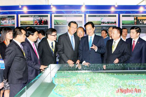 Thủ tướng Nguyễn Tấn Dũng cùng lãnh đạo tỉnh Nghệ An và đại diện VSIP xem mô hình quy hoạch KCN VSIP Nghệ An.