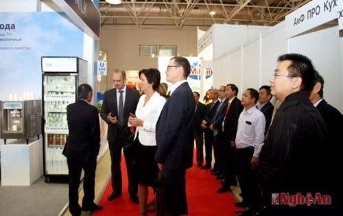 Gian hàng triển lãm của TH true MILK tại Expocentre Moscow thu hút nhiều khách hàng đến tham quan.