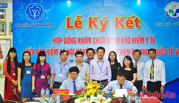 Đại diện lãnh đạo 2 đơn vị tiến hành ký kết hợp đồng