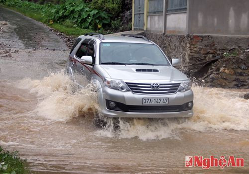 Mực nước khe đoạn đường Mường Xén - Tây Sơn dâng cao khiến cho xe cộ đi qua hết sức nguy hiểm.